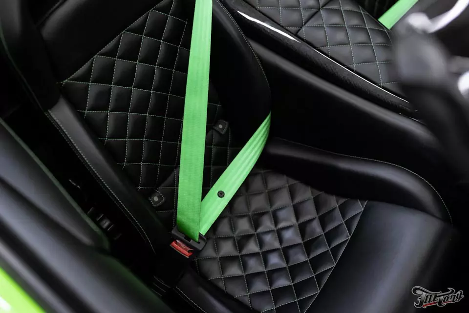 Lamborghini Murcielago. Установили цветные ремни безопасности.
